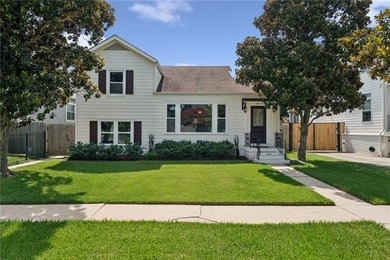 Located on a great block in the heart of Lakeview, this - photo 1