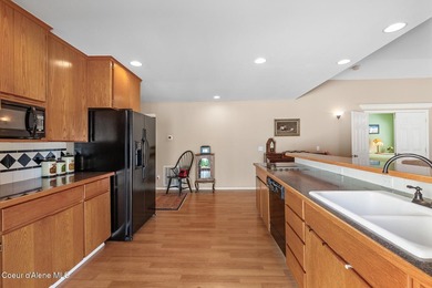 SINGLE-LEVEL TOWNHOME WITH COUNTRY CLUB AMENITIES! Enjoy - photo 11