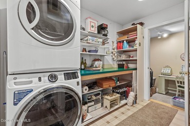 SINGLE-LEVEL TOWNHOME WITH COUNTRY CLUB AMENITIES! Enjoy - photo 20