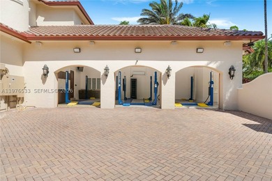 Perfectly located in the heart of Pinecrest along one of its - photo 21