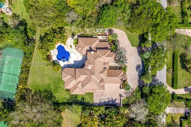 Perfectly located in the heart of Pinecrest along one of its - photo 28