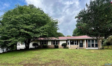 Lake Guntersville Home For Sale in Guntersville Alabama