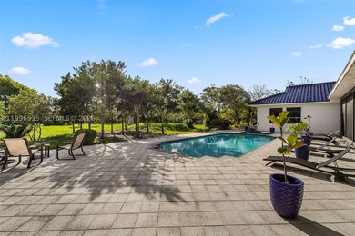 Tucked away in the heart of the Redlands, this private estate - photo 35