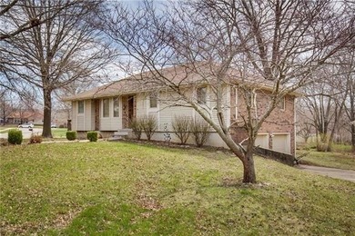 Lakewood Lakes Home Under Contract in Lees Summit Missouri