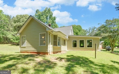 Nestled along the shores of Lake Hartwell, this charming cottage - photo 2