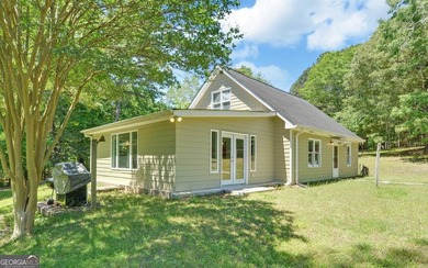 Nestled along the shores of Lake Hartwell, this charming cottage - photo 4