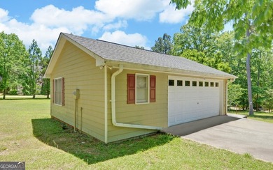 Nestled along the shores of Lake Hartwell, this charming cottage - photo 9