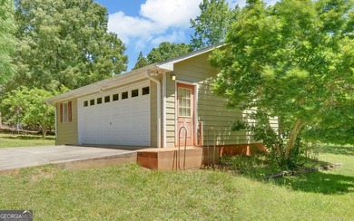 Nestled along the shores of Lake Hartwell, this charming cottage - photo 10