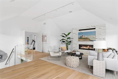 Discover coastal paradise in the Hamptons at this avant-garde - photo 4