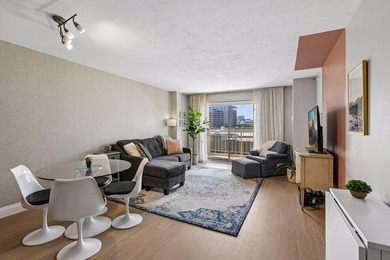 Enjoy sunny South-facing skyline views from this beautifully - photo 2