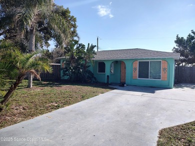 MOTIVATED SELLERS! Enjoy coastal living just minutes from the - photo 2