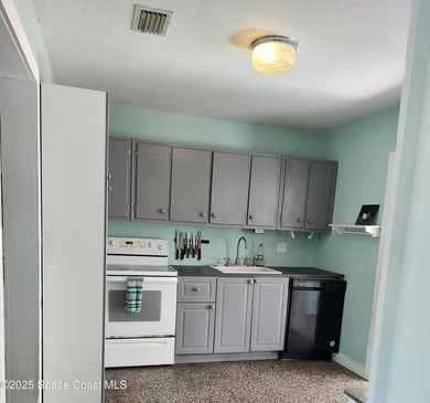 MOTIVATED SELLERS! Enjoy coastal living just minutes from the - photo 5