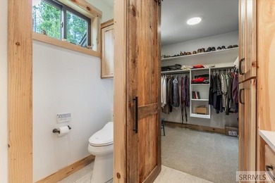 NEW PRICE!! Spectacular newer construction in pristine wooded - photo 28