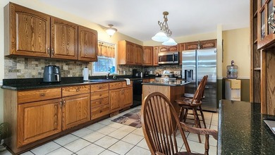 This stunning 3 bed, 2.5 bath house is an exceptional property - photo 8