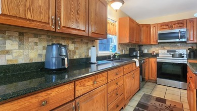 This stunning 3 bed, 2.5 bath house is an exceptional property - photo 10