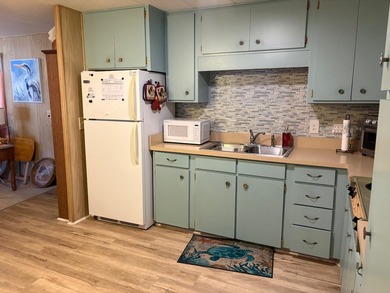 This beautifully kept home features 2 bedrooms, 1.5 bathrooms - photo 7