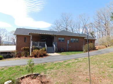 Beautiful maintained one level Brick Home on 5.50 in Elon that - photo 1