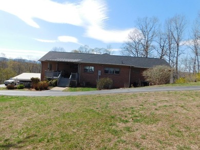 Beautiful maintained one level Brick Home on 5.50 in Elon that - photo 2