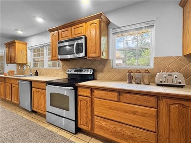 Welcome to this beautifully maintained four-bedroom, two-bath - photo 8