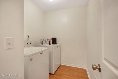 Back on the market! This gorgeous 3/2 with a loft is perfect for - photo 11