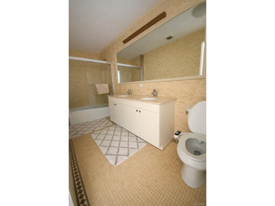 Welcome home to this beautiful 2 bedroom, 2 bath apartment in - photo 2