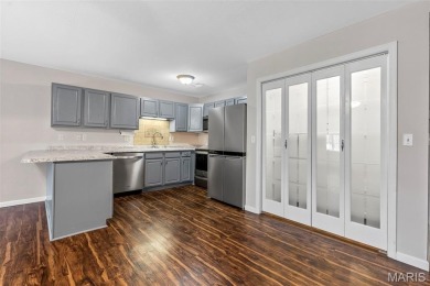 This well maintained end-unit villa is located in a 55+