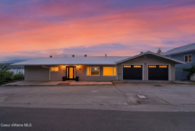 Nestled in the scenic hills of Hope, Idaho, this beautifully - photo 4