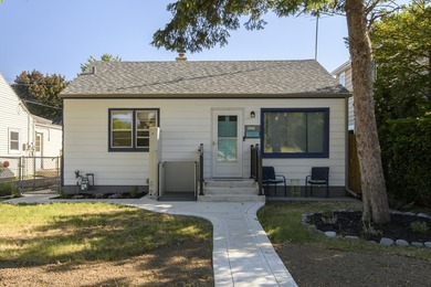 Move right into this well-maintained 2-bedroom, 1-bath Milwaukee - photo 1