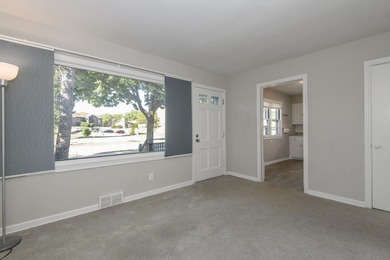 Move right into this well-maintained 2-bedroom, 1-bath Milwaukee - photo 2