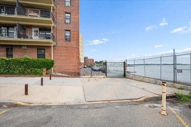 Charming 2-bedroom, 1-bathroom co-op apartment with breathtaking - photo 26