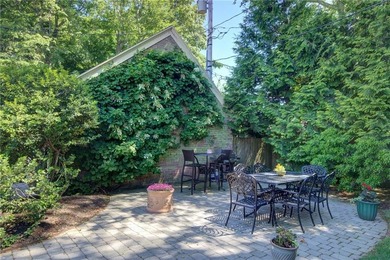 On a tree-lined street in one of Newport's loveliest - photo 43