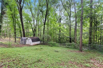 Nestled on a quiet, tree-lined street surrounded by mature trees - photo 22