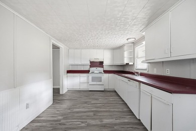 This move in ready home offers 3 bedrooms, 1 1/2 baths with - photo 11