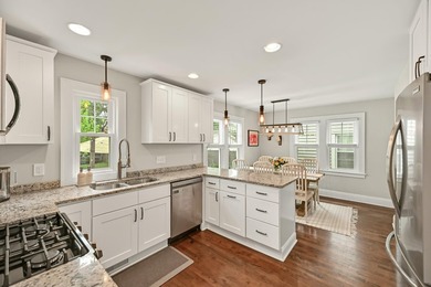 Welcome to 912 E Meadow! This timeless colonial is filled with - photo 13