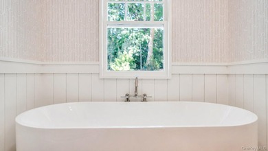 Enchanting Modern Beach House This enchanting 1930s cottage has - photo 19