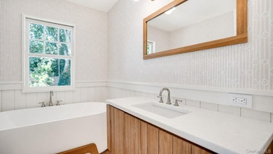 Enchanting Modern Beach House This enchanting 1930s cottage has - photo 20