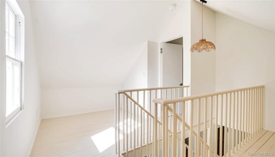 Enchanting Modern Beach House This enchanting 1930s cottage has - photo 21