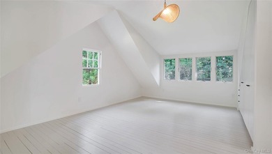 Enchanting Modern Beach House This enchanting 1930s cottage has - photo 23