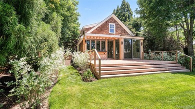 Enchanting Modern Beach House This enchanting 1930s cottage has - photo 25