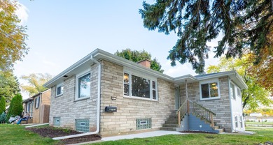 Just Listed in South Milwaukee! Fall in love with this - photo 1