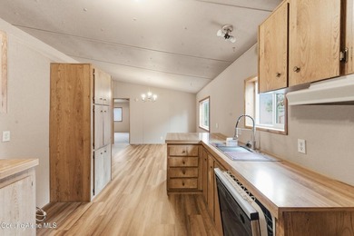 Rare opportunity to own a large 4-bedroom, 2-bath mobile home in - photo 10