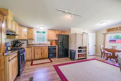 Beautifully maintained three bedroom, two bath home nicely - photo 2
