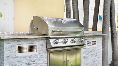 RARE MID-BEACH INVESTMENT GEM! Turnkey, 100% occupied boutique - photo 34