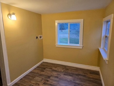 County Central Bugalow, all spruced up with 2 new bathrooms - photo 5