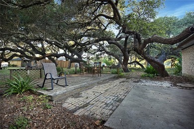 This Ingleside on the Bay home welcomes you with 3 bedroom, 2 - photo 3