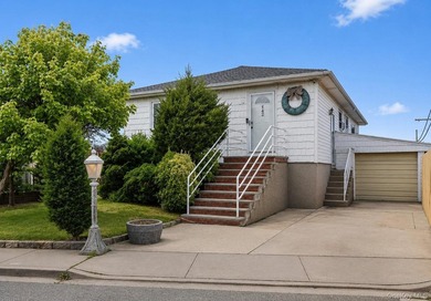 House is on a dead-end street. Good for a small boat. Hardwood - photo 12