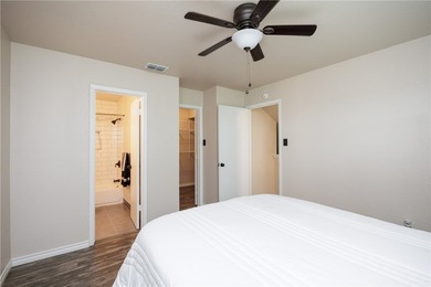 Charming and beautifully updated townhome where comfort meets - photo 25