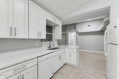 Wow, A MUST SEE!! Gorgeous Executive 3 bedroom, 2 Bath with - photo 4