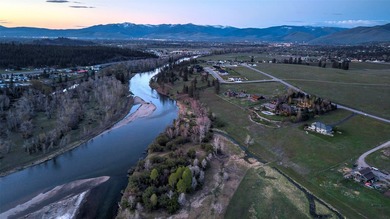 Privacy, space, and connection to nature define this exceptional - photo 4