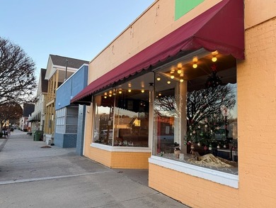 Prime 2,015 sq ft commercial building in the heart of downtown - photo 3